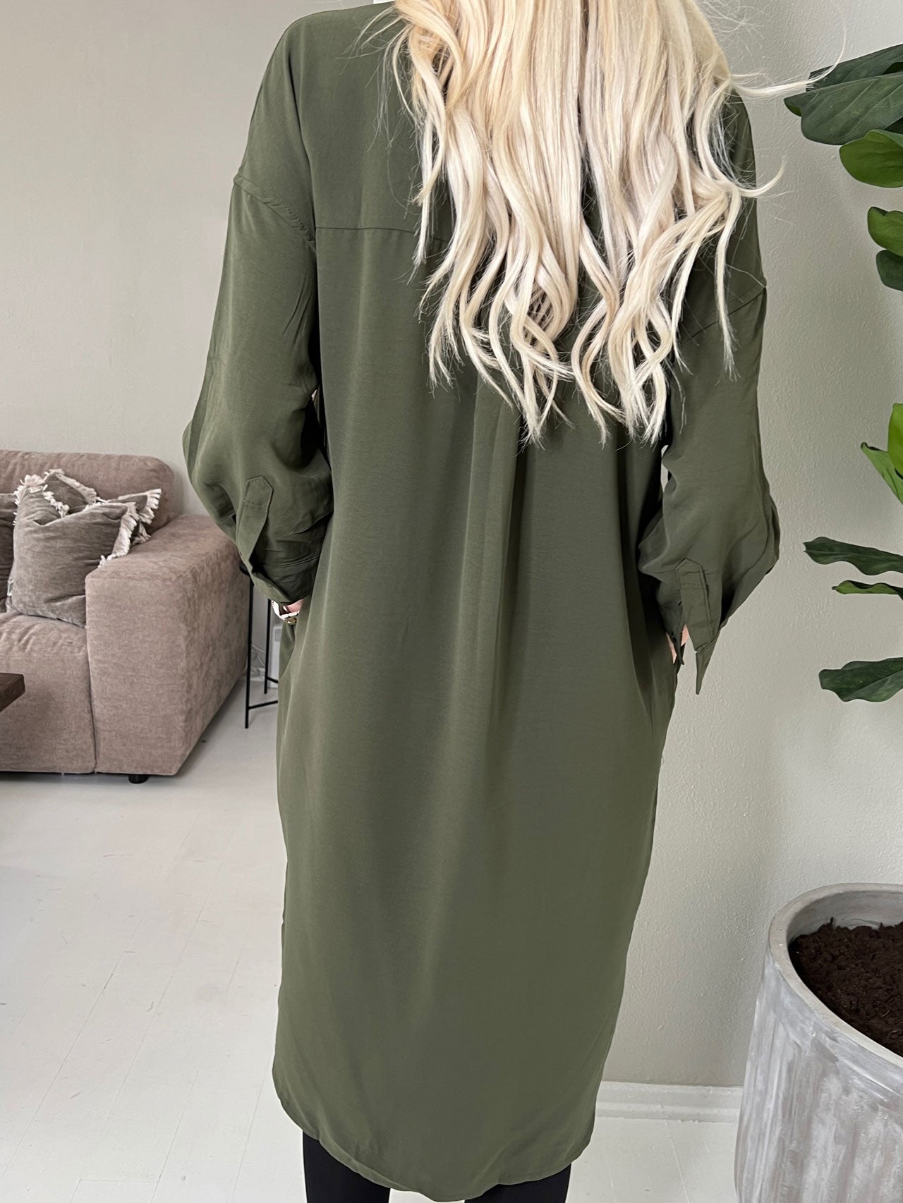 Rosario - Lång skjortklänning i lös passform - Army